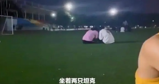 索要微信还被骂“坦克”，女生被人嘲笑，学校给力