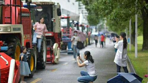 毕业校园巡游，农大师生霸气开拖拉机