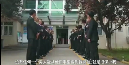 拍毕业照时，全班唯一女生是什么感觉？男生为她准备婚纱