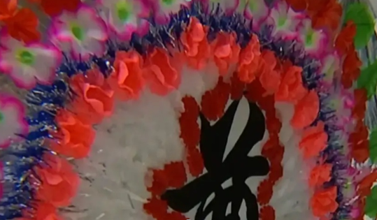 匿名寄花圈和蟑螂，仇恨有那么深？原来是恶作剧 
