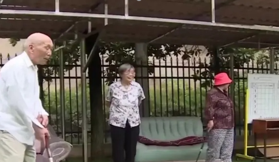 学习靠坚持，老爷爷打破常规，证明自己