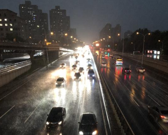 北京市遭遇暴雨，部分地区出现冰雹，行人出行困难