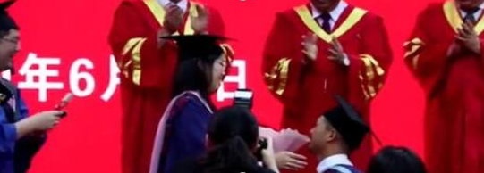 高校毕业典礼上，男子冲上台向女友求婚