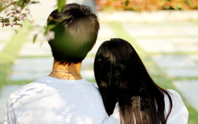 女子怀孕不知孩子父亲是谁，和男友结婚，把情人当提款机