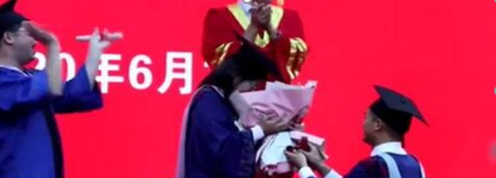 高校毕业典礼上，男子冲上台向女友求婚