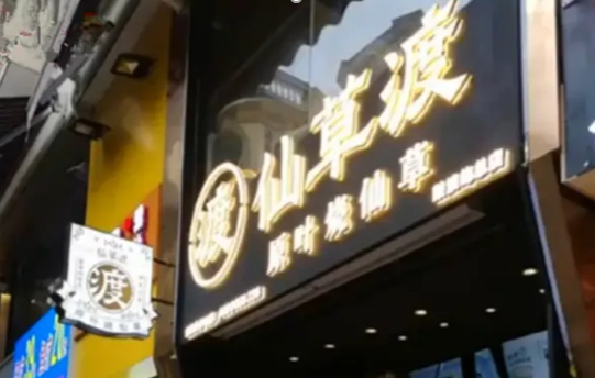 在旅游景点喝东西喝出活虫，游客讨要说法