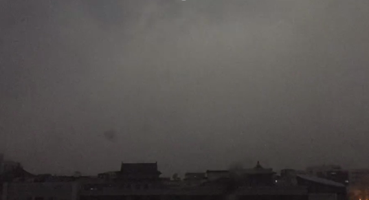 北京市遭遇暴雨，部分地区出现冰雹，行人出行困难