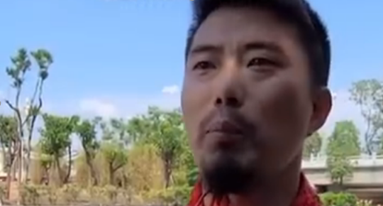 男子连续四年模仿屈原投江，纪念屈原