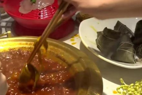 重庆市民火锅里涮粽子