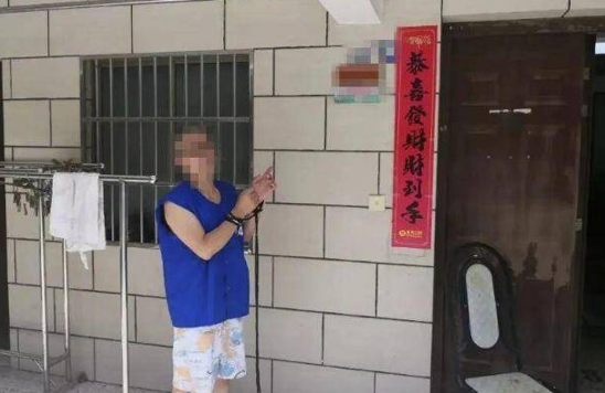男子冒充领导行骗10起，被警察抓捕归案