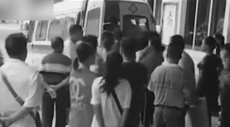 广西中学学生发生冲突，被扔下四楼