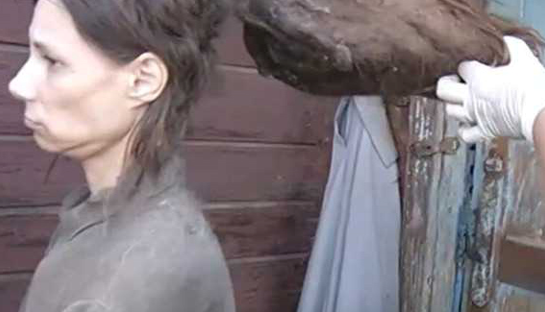 俄罗斯女子囚禁26年吃猫粮度日，房内臭气熏天 