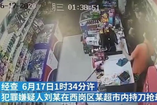 老板6瓶酒砸倒抢劫犯系正当防卫！