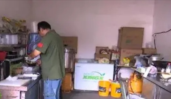 房东以墙发霉为由扣押金