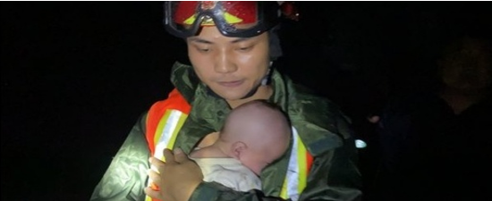 消防员小哥哥抱新生婴儿涉水转移