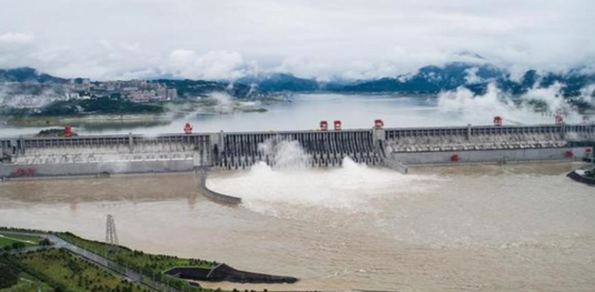 受强降雨影响，三峡大坝今年首次泄洪