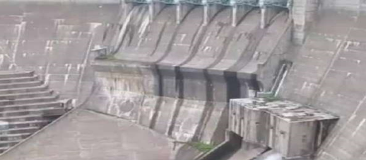 受强降雨影响，三峡大坝今年首次泄洪