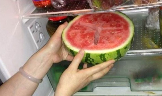 冰西瓜引休克？夏季吃瓜要注意，千万别冷藏24小时