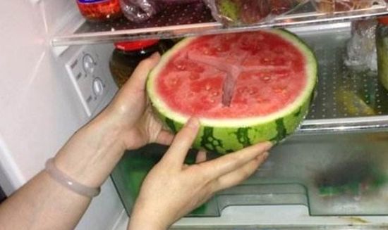冰西瓜引休克？夏季吃瓜要注意，千万别冷藏24小时