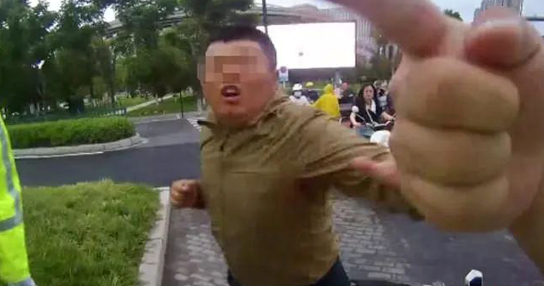 违反交通规则，还扯坏交警裤子