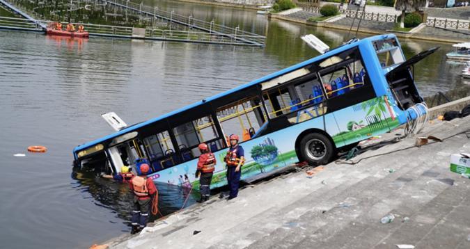 贵州一辆公交车开入水库，车内还有高考生