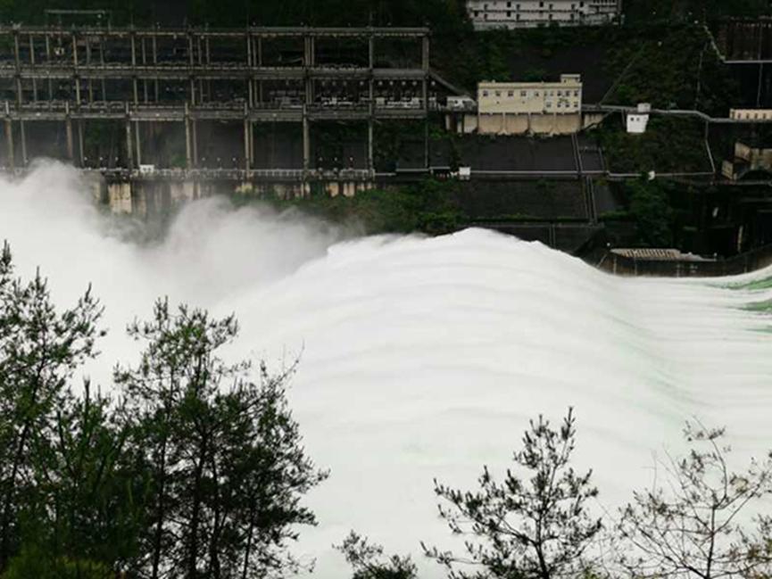 暴雨让水位不断上涨，新安江水库全力泄洪，为建成以来首次