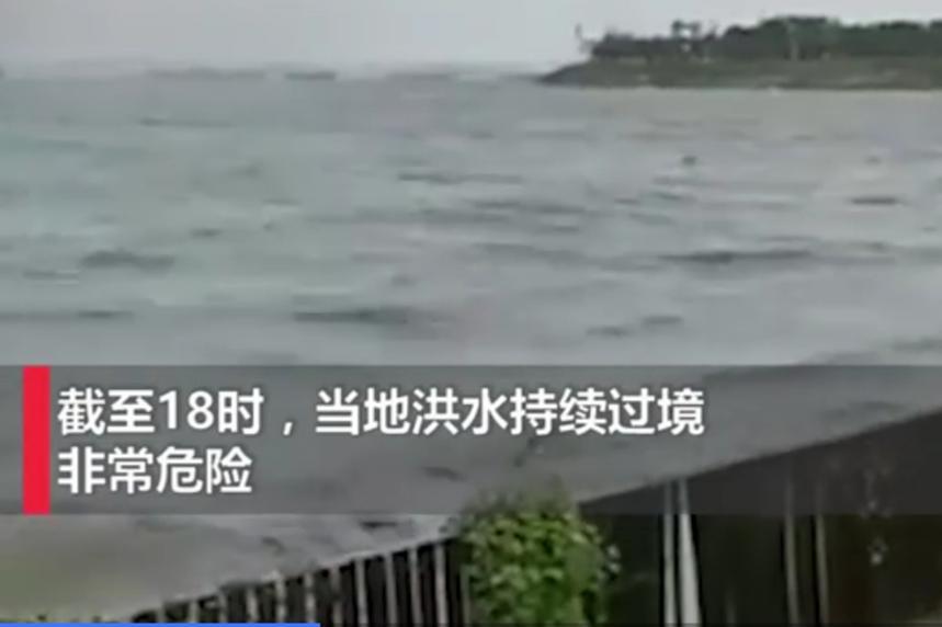 连日大雨袭击，洪水泛滥，江西鄱阳一栋楼房被冲毁！