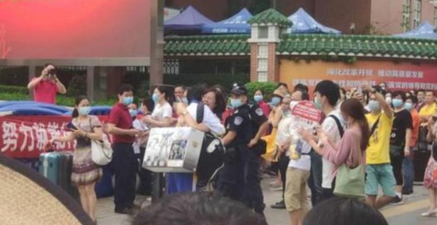 高考结束后，一考生出考场就收到妈妈送的高达模型