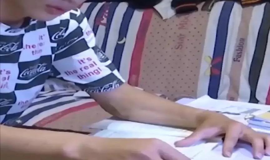 为母学习，在备战高考中吃红辣椒，少年未来可期