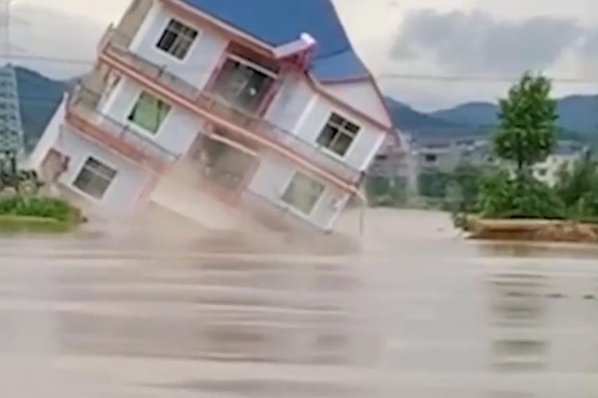 连日大雨袭击，洪水泛滥，江西鄱阳一栋楼房被冲毁！
