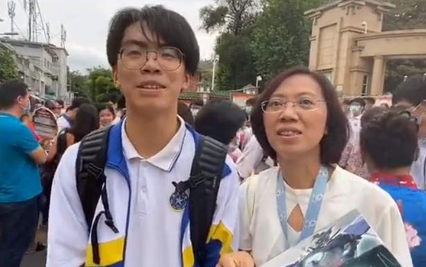 高考结束后，一考生出考场就收到妈妈送的高达模型
