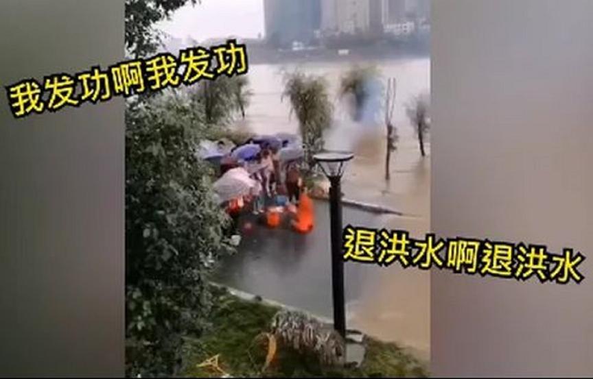 在洪水面前，消防官兵在水中奋力抗洪，气功大师在线添乱