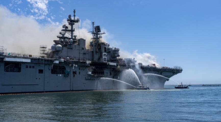 美海军两栖攻击舰着火，具体原因还在调查之中
