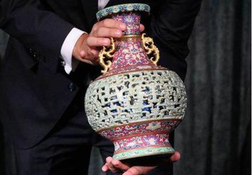 欧洲老妇闲置中国花瓶拍得6300万，为乾隆皇帝御用