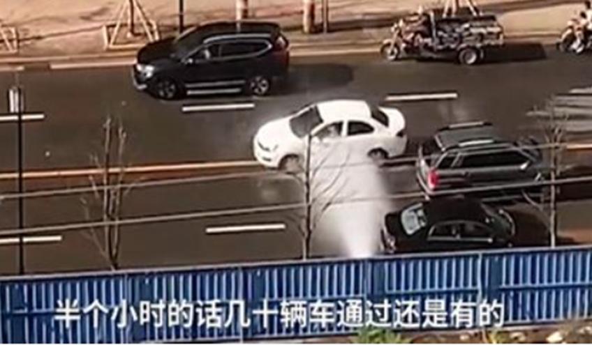 消防栓成为新晋洗车工具，私家车排队洗车！