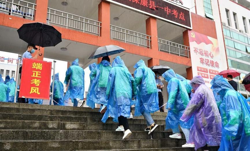 中考期间，收取考生每天200元食宿费，却安排考生入住浴场大厅