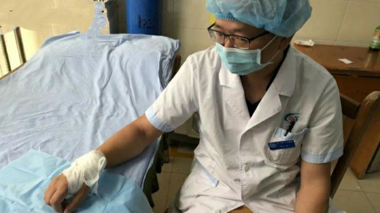 医生右手生病，为了不麻烦他人，用左手给其动手术