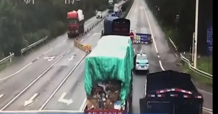 逃生等于丧命？货车司机为了逃生，选择跳车 