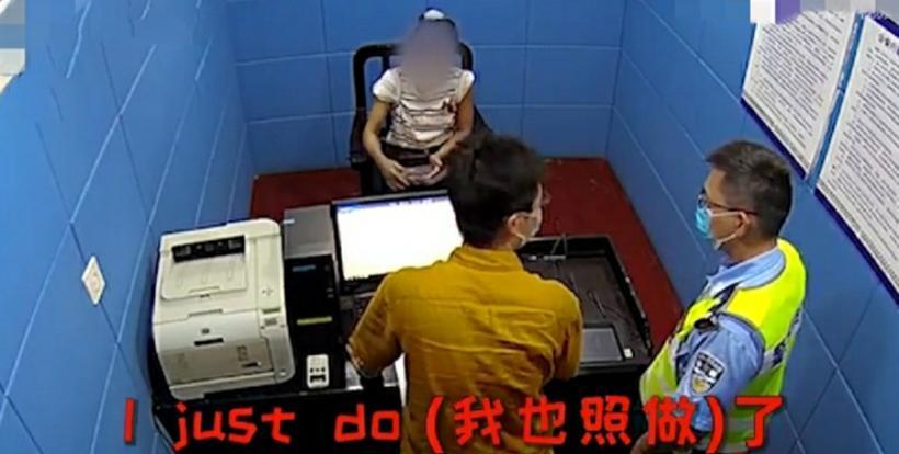 偷窃不成被抓，审讯时太过慌乱，急出英语求饶