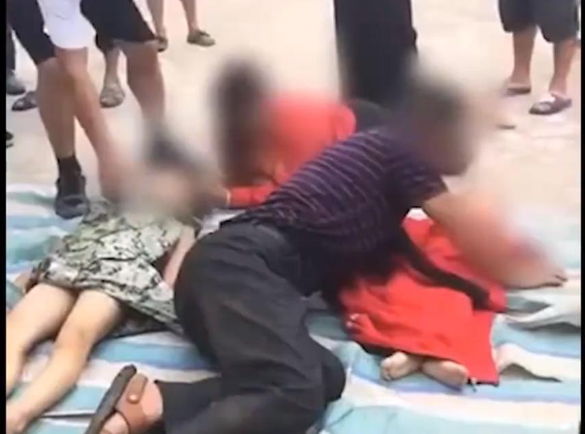 爷孙三人驾车不慎坠河，孙子孙女溺亡