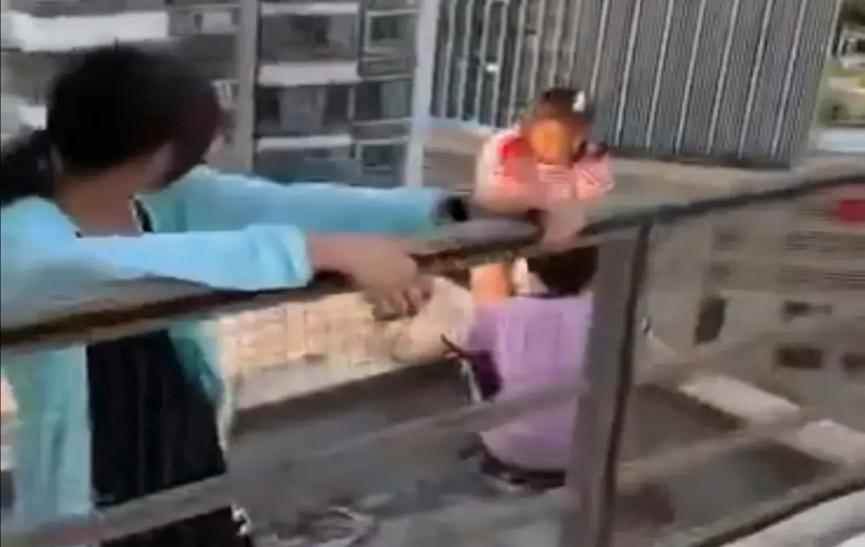年龄大就要被讨论，天台上玩耍，就要背负责任？