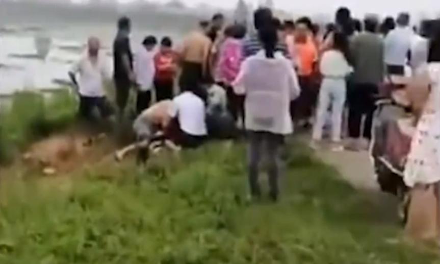 爷孙三人驾车不慎坠河，孙子孙女溺亡