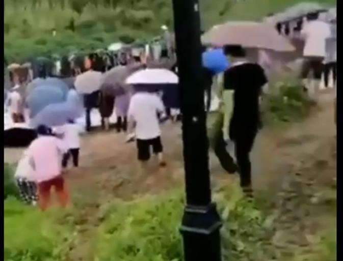 合肥市湖口波涛汹涌，大量的鱼跳出水面，市民冒险去捕捞