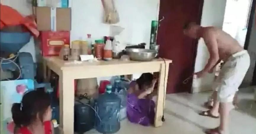 父亲对孩子打骂，母亲还在旁边录视频，场面触目惊心