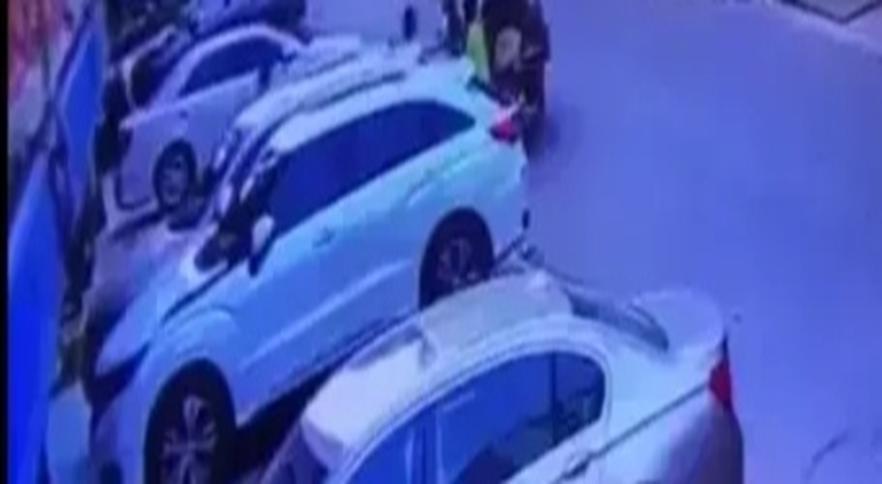 面对神经歹徒，快递小哥没有犹豫，和歹徒进行生死搏斗 