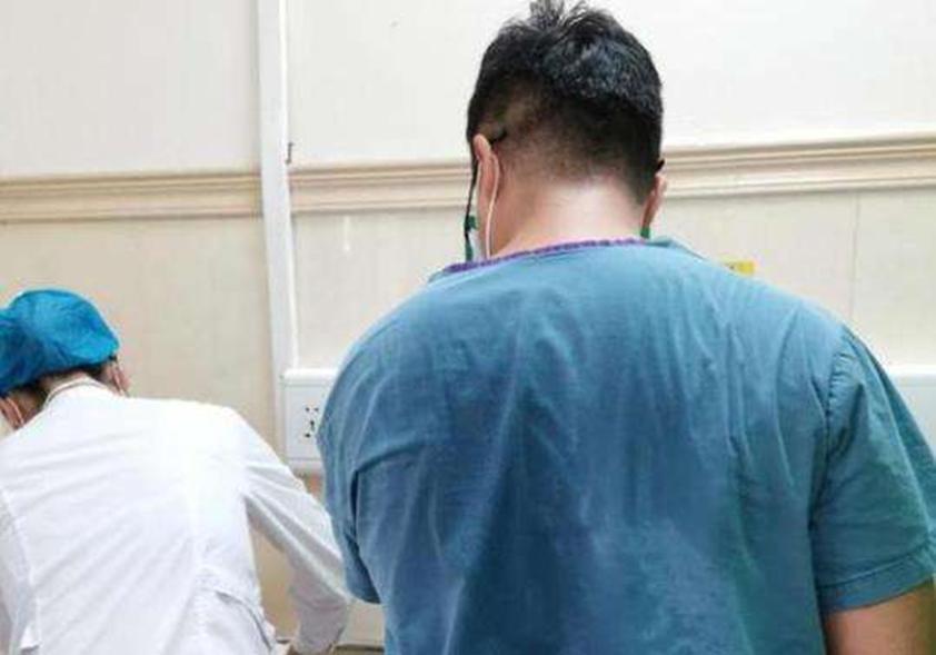 突发情况，医生抱患者1分钟跑下4层楼