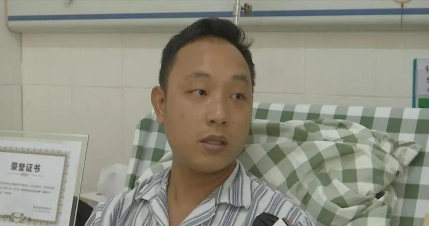 面对神经歹徒，快递小哥没有犹豫，和歹徒进行生死搏斗 