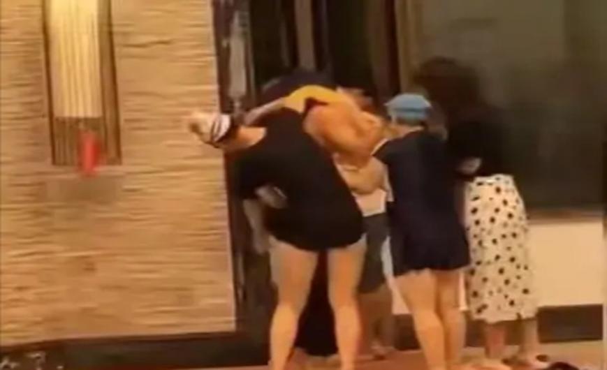 因教练疏忽，小孩在游泳池里溺亡，家长痛心致极