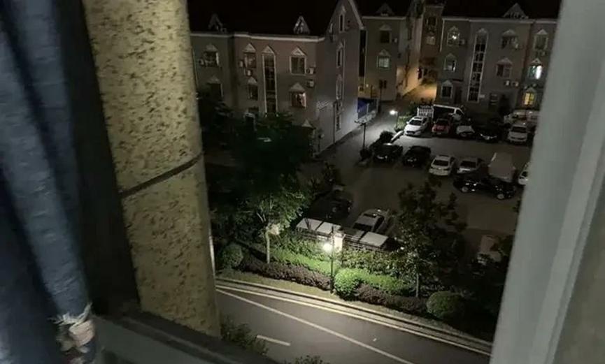 异地情侣闹矛盾，女孩深夜点外卖，男孩担心立马报警 