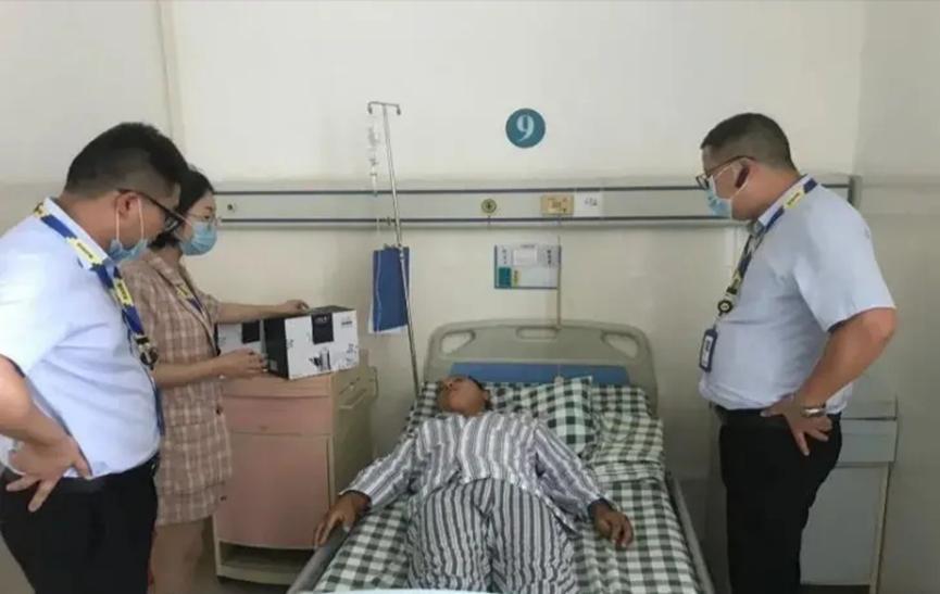 面对神经歹徒，快递小哥没有犹豫，和歹徒进行生死搏斗 